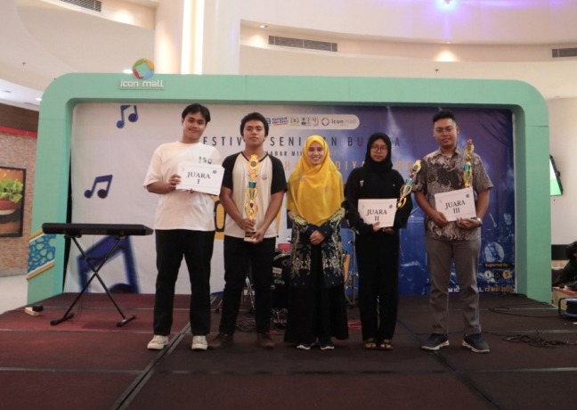 SANG JUARA : Rektor Universitas Muhammadiyah Gresik (UMG), Nadhirotul Laily, SpSi, M.Psi Psikolog secara simbolis menyerahkan trophy dan hadiah langsung kepada para Juara, yaitu Juara pertama diraih oleh SMA Semen Gresik, Juara Kedua Oleh SMKN 1 Cerme, da