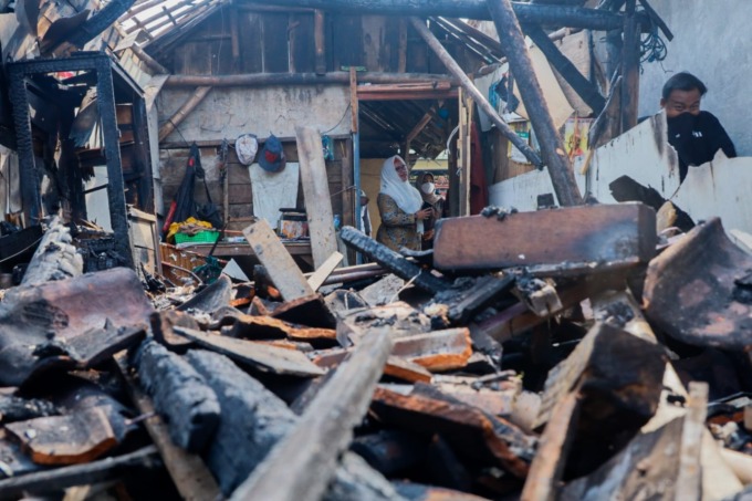 MIRIS: Wakil Bupati Gresik Aminatun Habibah saat mengunjungi rumah Kisnadi di Desa Gulomantung,  Jumat (19/5).  (istimewa/radar gresik)