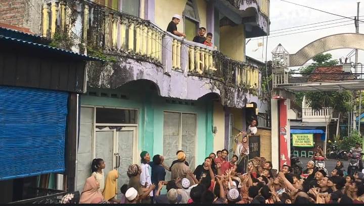 PELESTARIAN TRADISI: Warga Suci dari muda hingga tua berbaur dalam tradisi Udik-udikan. (Ist/Radar Gresik)