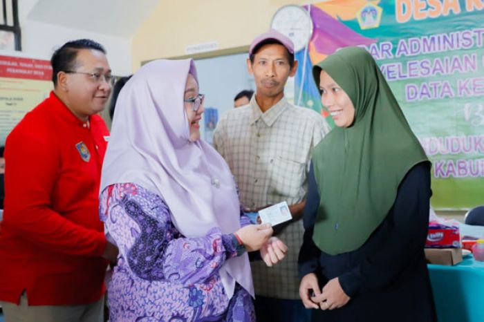 KUNJUNGAN: Wakil Bupati Gresik Fandi Akhmad Yani bersama Kadipendukcapil Gresik, Harry Syawaluddin saat memantau warga di Bawean, kemarin. (Ist/Radar Gresik)