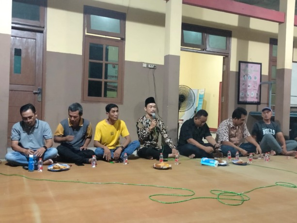 TEMUI WARGA: Caleg PDIP Dapil Driyorejo-Wringinanom, Imam Munawar saat menemui Paguyuban Tim 11 Dusun Semambung, Desa Driyorejo dalam rangka halal bihalal. (Ist/Radar Gresik)