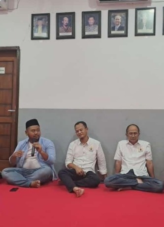 Lindungi Tenaga Kerja Wanita : Bupati Fandi Akhmad Yani (kiri) tengah berdiskusi dengan Ketua Kadin Jatim, Adik Dwi Purwanto dan Ketua Kadin Gresik, Choirul Rizal terkait iklim usaha di kota Santri. (Firmansyah/Radar Gresik)