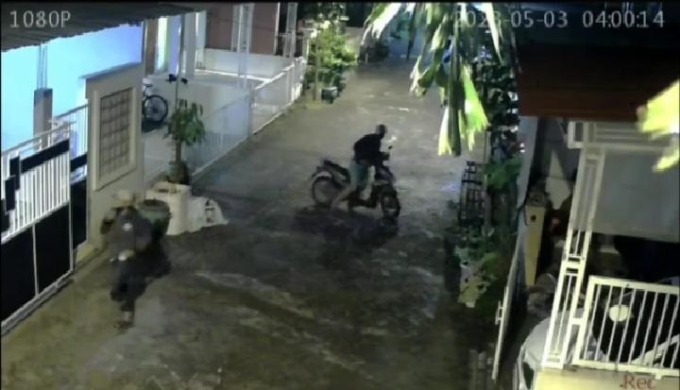 CURANMOR : Kedua pelaku curanmor terekam CCTV saat beraksi mencuri motor di Perumahan De Naila Village, Kecamatan Driyorejo. (istimewa/radar gresik)