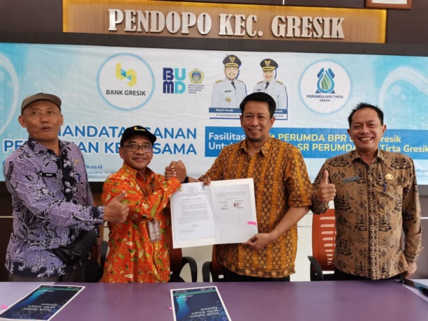 KOLABORATIF : Dirut PD Bank Gresik, Al Kusani (dua dari kiri) menandatangani Perjanjian Kerja Sama (PKS) dengan Dirut Perumda Giri Tirta, Kurnia Suryandi disaksikan Asisten Perekonomia dan Pembangunan Pemkab Gresik, Edy Hadisiswoyo dan Camat Gresik, Arif