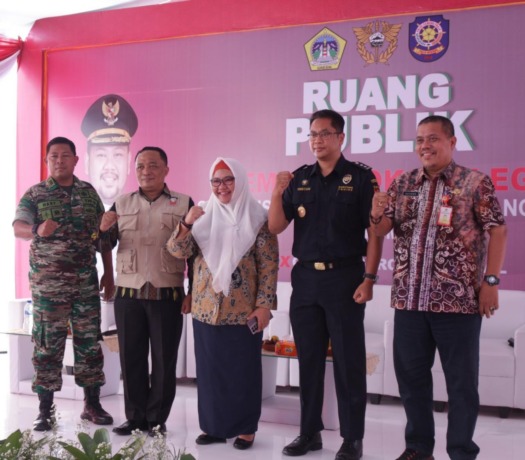 KOMPAK:  Wakil Bupati Gresik, Aminatun Habibah (tengah) berfoto bersama Kepala Satpol PP Pemkab Gresik, Soeprapto (dua dari kanan), Kepala Seksi Penindakan dan Penyidikan (P2) Bea Cukai Gresik, Tristan Sukmono dan Asisten I Pemkab Gresik, Suyono Hadi (kan