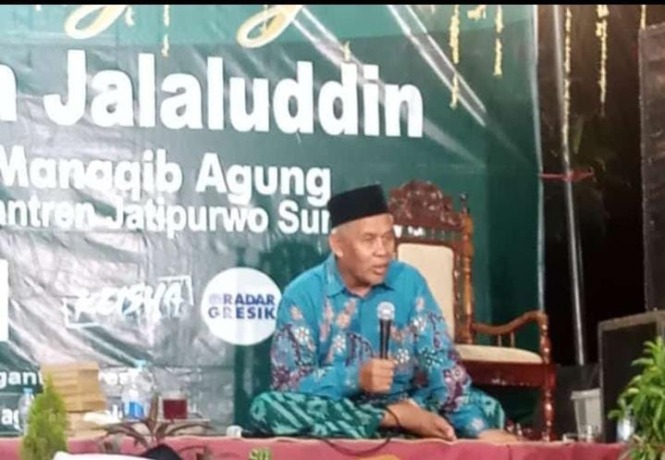 TAUSIAH: Ketua Ketua Tanfidziyah Pengurus Wilayah Nahdlatul Ulama (PWNU) Jawa Timur KH Marzuqi Mustamar saat tausiah dalam acara Haul Agung Syekh Jalaluddin di Desa Pengalangan, Selasa (23/5). (riri/radar gresik)