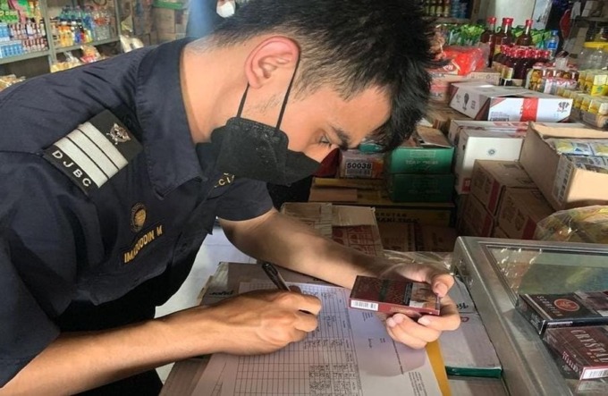 MONITORING: Petugas Bea Cukai Gresik intens melakukan pemantauan harga pasar demi optimalisasi target penerimaan tahun ini. (Ist/Radar Gresik)