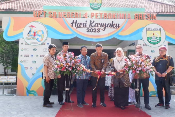 PROSESi: Proses pemotongan pita tanda peresmian gapura pintu masuk UPT SDN 4 Gresik oleh VP Komunikasi Korporat PG, Rama Yusron didampingi Kepala Sekolah Yeni Noveta Eka Sari. (Mala/Radar Gresik)