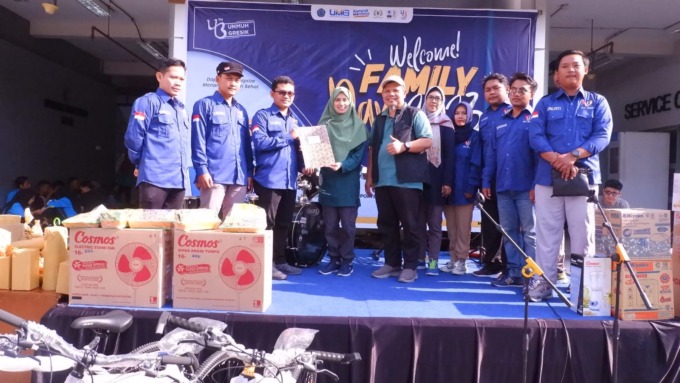 RESMI DIKUKUHKAN : Ikatan Alumni UMG (IKA UMG) secara resmi telah dikukuhkan dengan penyerahan SK pengukuhan oleh Rektor UMG, Nadhirotul Laily, M.Psi., Ph.D., Psikolog didampingi oleh Wakil Rektor Bidang Akdemik, Elly Ismiyah, ST., MT dan Wakil Rektor Bid