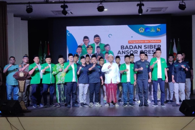 TANGKAL DISINFORMASI: Bupati Gresik, Fandi Akhmad Yani dan Ketua DPRD Gresik, Abdul Qodir bersama Badan Siber Ansor Jawa Timur mengukuhkan BSA GP Ansor Gresik.