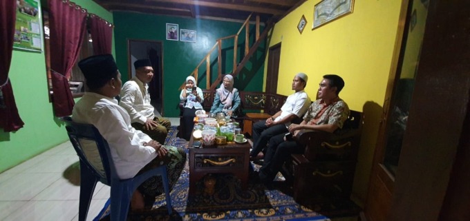 SURVEI: Perwakilan Dispendik Gresik saat menemui sejumlah tokoh di Desa Sukaoneng, Tambak, Bawean. (ISTIMEWA/RADAR GRESIK)