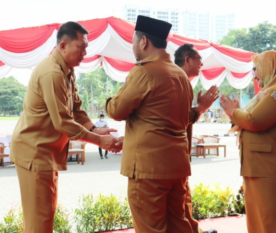 Bersalaman : Bupati Yani tengah bersalaman dengan Kepala Disnaker Gresik, Andhy Hendro Wijaya dalam momen halal bi halal di halaman pemkab Gresik. (istimewa/radar gresik)