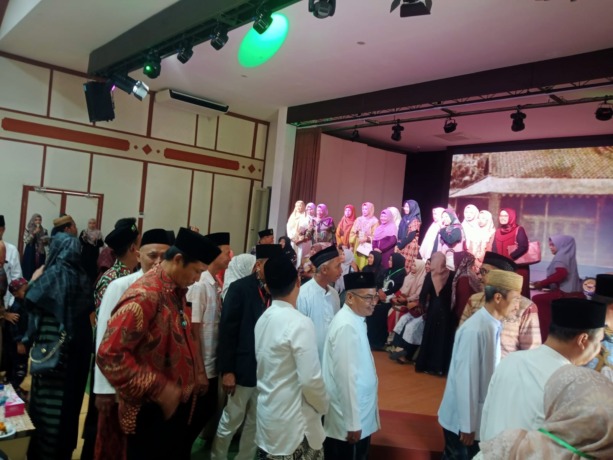 Kegiatan yang diawali dengan ziarah ke makam wali Syekh Maulana Malik sebagai bentuk menjaga tradisi warisan para kyai sebagai bentuk identitas para santri. (yudhi/radar gresik)