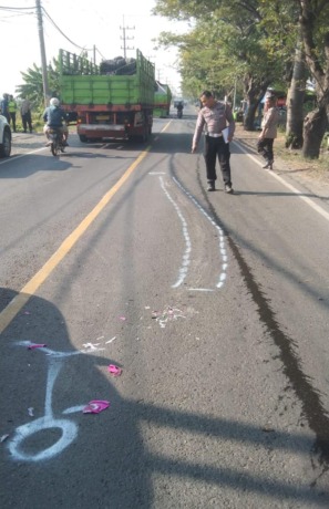 OLAH TKP: Anggota Unit Laka Satlantas Polres Gresik melakukan olah TKP laka maut di Jalan Raya Desa Semampir, Kecamatan Cerme, kemarin. (Ist/Radar Gresik)