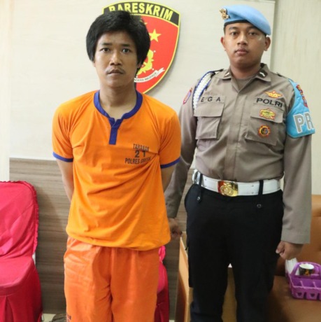 Foto : Istimewa/Radar Gresik DIAMANKAN: Wakapolres Gresik Kompol Erika Puwarna Putra saat menunjukan tersangka Muhammad Qo