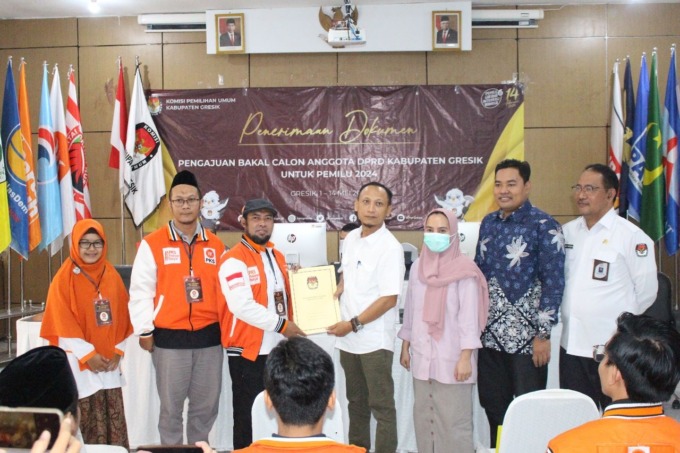 SERAHKAN BERKAS: Ketua DPD PKS Kabupaten Gresik Fahrizal Muhammad Kohar saat menyerahkan berkas pendaftaran kepada Ketua KPU Akhmad Roni. (Rofiq/Radar Gresik)