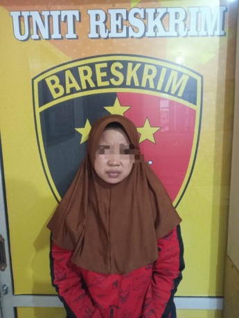 DIAMANKAN: Tersangka ELR saat diamankan di Mapolsek Panceng beserta barang bukti.  (Ist/Radar Gresik)