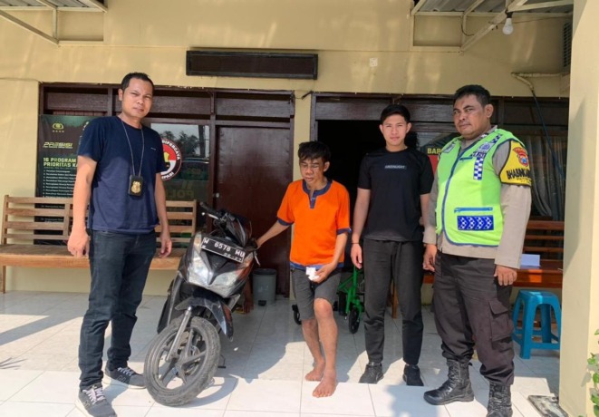 DIAMANKAN: Tersangka Abdul Azis diamankan beserta barang bukti motor curiannya di Mapolsek Dukun. (ISTIMEWA/RADAR GRESIK)