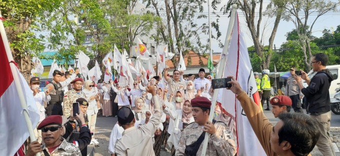 KOMPAK: Ketua DPC Gerindra dr Asluchul Alif bersama jajaran pengurus dan kadernya menuju kantor KPU untuk mendaftarkan Bacaleg. (Rofiq/Radar Gresik)