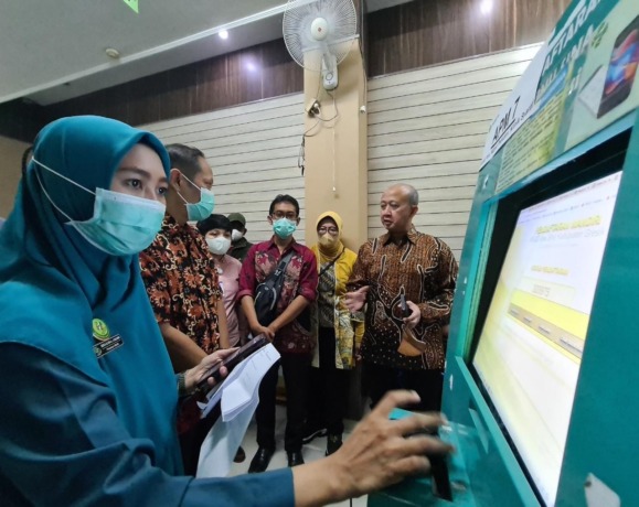 PERCEPAT LAYANAN : Wakil Direktur RSUD Ibnu Sina, dr Irma Wesprimawati mendampingiDirektur Teknologi Informasi BPJS Kesehatan, Edwin Aristiawan didampingi Wakil Direktur RSUD Ibnu Sina, dr Irma Wesprimawati melihat pelayanan antrian online. (istimewa/rada
