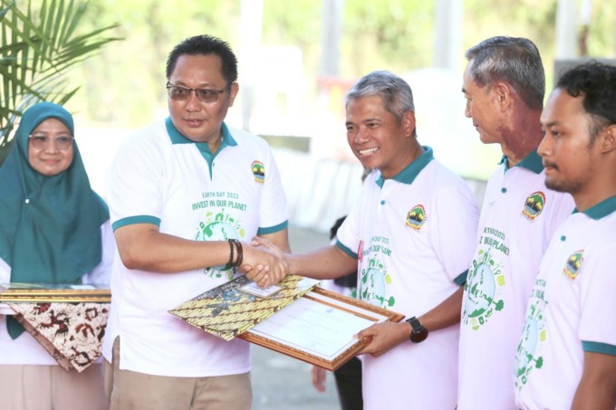 TERIMA PENGHARGAAN :  Kepala Sub Bagian Mineral dan Batubara ESDM Jawa Tengah, Agus Sugiharto menyerahkan penghargaan Good Mining Practice (GMP) 2023 peringkat Terbaik 1 kategori Skala Besar kepada Plt. Direktur Utama PT Semen Gresik, Muchamad Supriyadi d