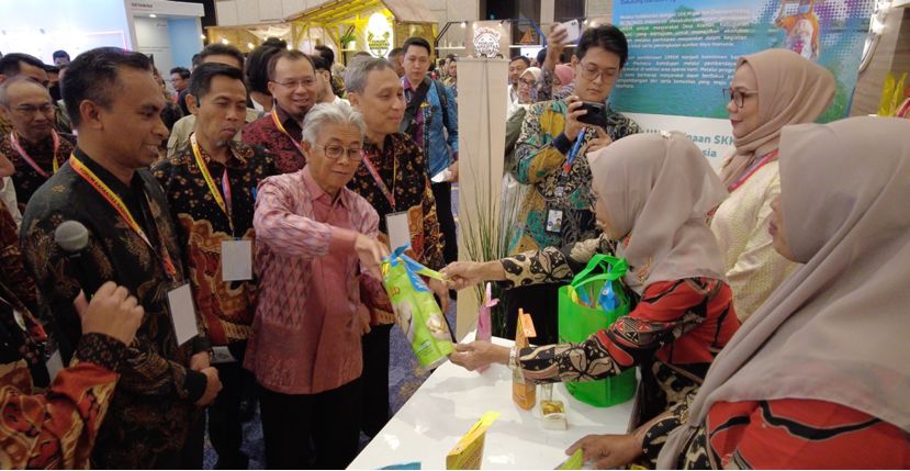 Kunjungan booth “Krupy” pada saat VIP Gallery Walk (22/05/23) Produk Krupy sendiri juga dipamerkan pada Forum Kapasitas Nasional III Wilayah Jabanusa yang diadakan pada 22 – 24 Mei 2023 dan berhasil memenangkan kategori “Packaging Produk Terbaik”. (Ist/Ra
