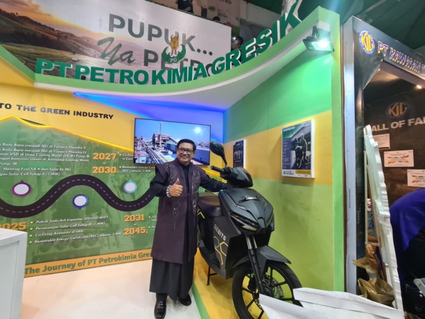 Green Industri : Direktur Utama PT Petrokimia Gresik, Dwi Satrio Annurogo berpose disamping motor listrik yang digunakan sebagai kendaraan operasional perusahaan dalam gelaran KIPG XXXVII. (Ist/Radar Gresik)