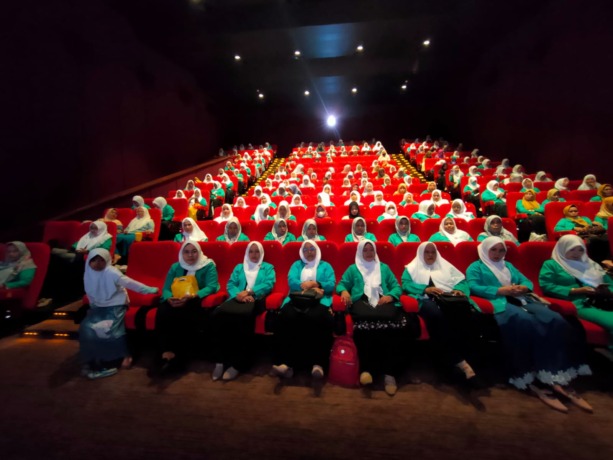 anggota PC Fatayat, badan otonom Nahdlatul Ulama (NU) Gresik. Mereka beramai-ramai nobar di Cinema XXI GressMall, Gresik Kota Baru (GKB).