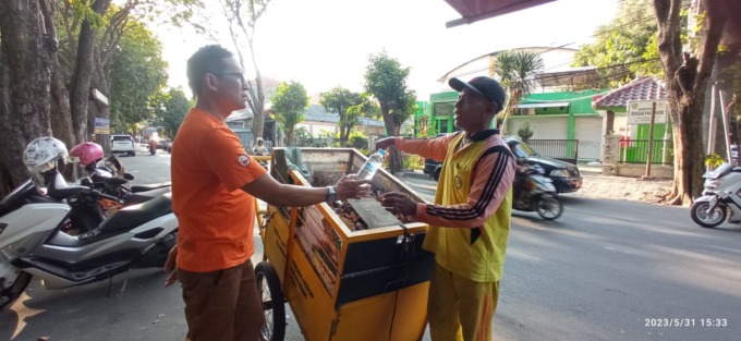 DENGAR KELUHAN: Anggota Komisi III DPRD Gresik Abdullah Hamdi saat berbincang dengan pasukan kuning usai menyerahkan proposal perbaikan SDN 215. (Istimewa/Radar Gresik)