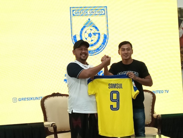 RESMI: Mantan Striker Timnas Samsul Arif Resmi resmi membela Gresik United saat menandatangani kontrak dengan Presiden Klub GU Fandi Akhmad Yani di Pendopo Alun - alun Gresik. (Ist/Radar Gresik)