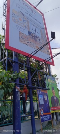 DISEGEL: DPMPTSP Gresik melakukan tindakan tegas dengan menyegel reklame yang tidak berizin. (Ist/Radar Gresik)