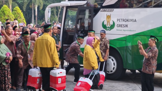 BERANGKAT: Jamaah Haji kloter pertama saat berangkat beberapa waktu lalu. (Dok/Radar Gresik)