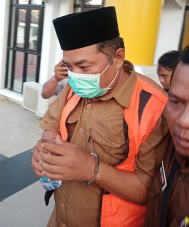 DITAHAN: Satu tersangka Ketua Pokmas Trisakti Surahman dan juga menjabat Sekdes Desa Kambingan ditahan pihak Kejari Gresik. (Yudhi/Radar GresiK)