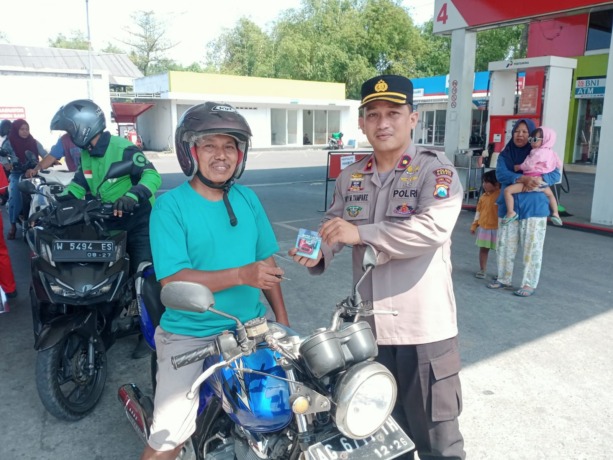 BAGIKAN KUNCI GANDA: Kapolsek Driyorejo Kompol Herry Moriyanto Tampake saat membagaikan kunci ganda ke warga untuk mencegah curanmor di Kecamatan Driyorejo. (Ist/Radar Gresik)