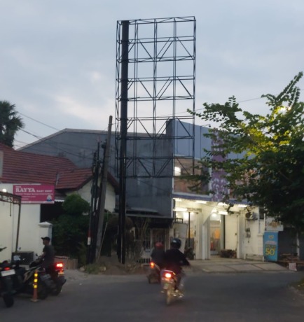 Belum Berizin : Papan reklame baru belum berizin menjorok hingga ketengah jalan raya berdiri di Jalan Jawa GKB. (Dok/Radar Gresik)