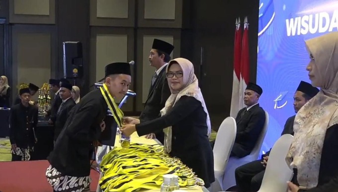 Lulus : Kepala SMP Islamic Qon Gresik Dra. Sholiha memimpin prosesi wisuda siswa SMP Islamic Qon angkatan X. (Ist/Radar Gresik)
