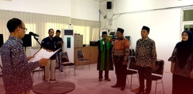 PELANTIKAN: KPU Gresik saat melantik tiga anggota PPS hasil pergantian antar waktu (PAW). (ROFIK/RADAR GRESIK)
