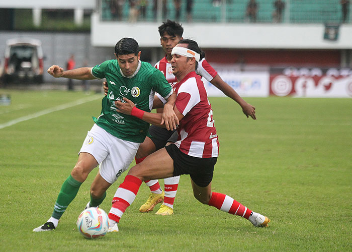 Bek Persis Solo Rian Miziar (kanan) saat bertanding melawan PSS Sleman di Stadion Maguwoharjo Sleman, kemarin.