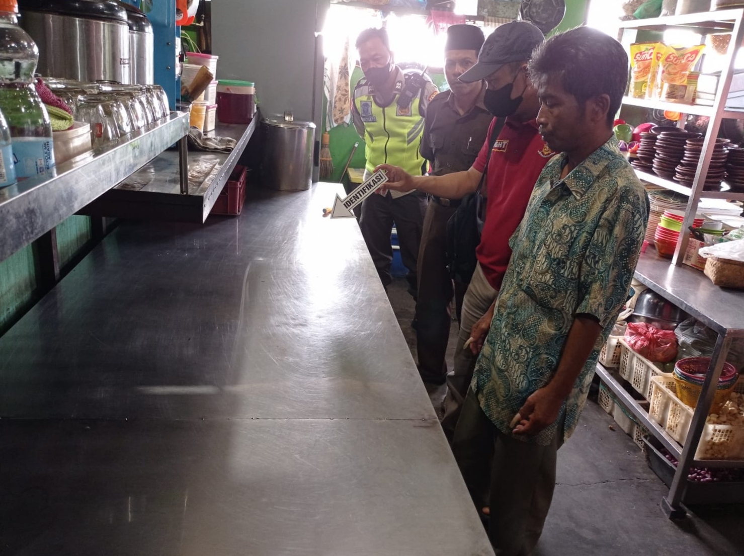 Polisi olah TKP&nbsp;di&nbsp;salah satu rumah makan&nbsp;di&nbsp;Desa Sendang, Kecamatan Wonogiri Kota, Minggu (9/7/2023). (Humas Polres Wonogiri for Raso)