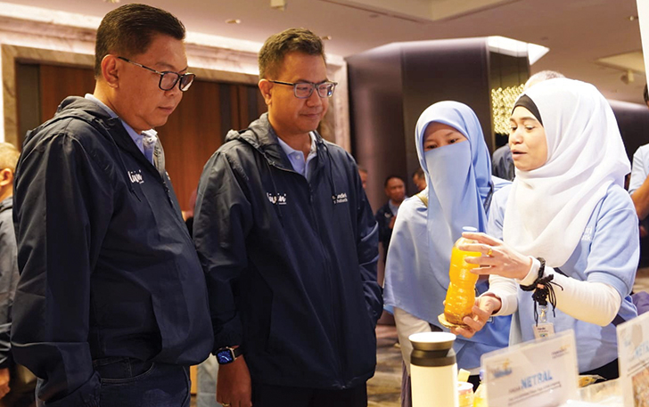 Direktur Utama Bank Mandiri Darmawan Junaidi (kiri) saat berkomunikasi dengan peserta Program Mandiri Sahabatku 2022-2023, di Hongkong, Minggu (9/7). (MANDIRI FOR RADAR SOLO)