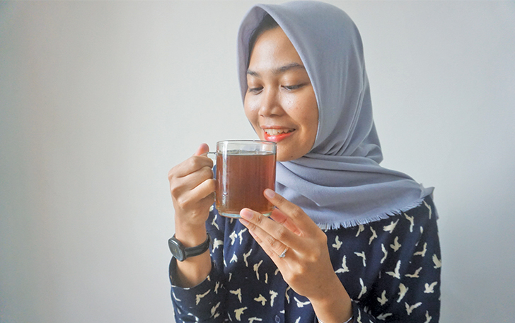 TERKONTROL: Minum teh tetap bisa dilakukan, namun tidak bolah sampai berlebih agar kesehatan tetap terjaga. (ANGGA PURENDA/RADAR SOLO)