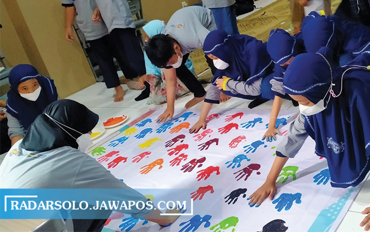 BERI EDUKASI: Ikrar anti-bullying dengan cap telapak tangan di salah satu sekolah dasar swasta di Solo, belum lama ini. (SEPTIAN REFVINDA/RADAR SOLO)