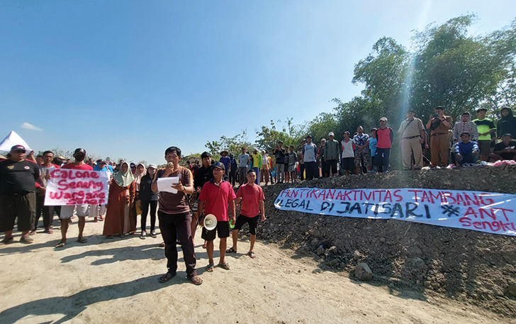 Aksi demo warga Desa Jatisari yang menuntut pemberhentian kegiatan galian C desa setempat, Senin (10/7/2023). (RAGIL LISTIYO/RADAR SOLO)