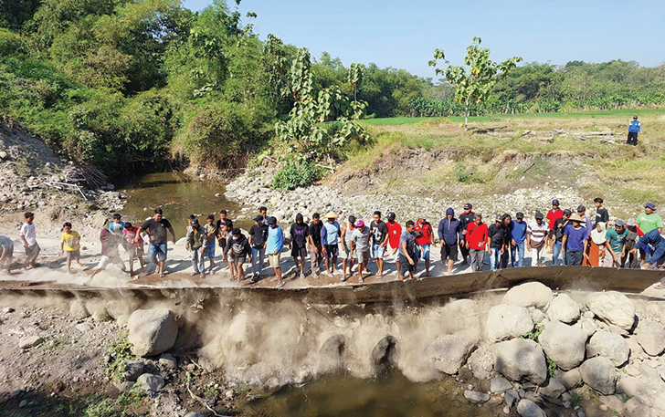 Aksi demo galian c di Jatisari, Boyolali diwarnai pembongkaran jembatan buatan di kawasan tambang tersebut, Senin (10/7/2023). (RAGIL LISTIYO/RADAR SOLO)