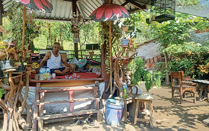 MAKIN HIJAU: Gazebo dikelilingi taman asri di bantaran Kali Jenes di Kampung Klaseman, Laweyan. (ANTONIUS CHRISTIAN/RADAR SOLO)