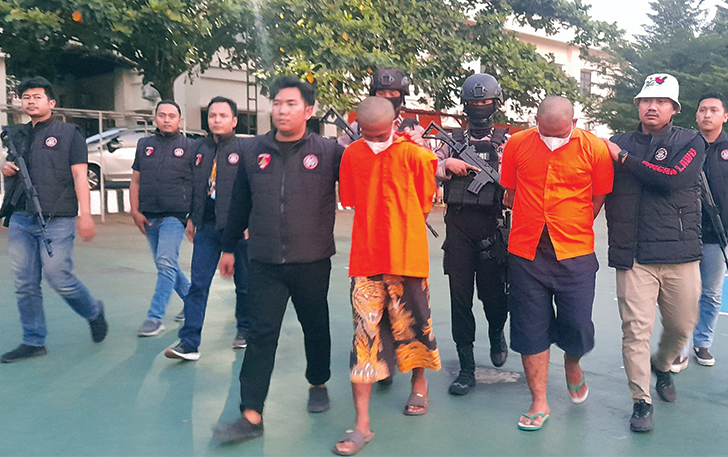SADIS: Dua tersangka kasus pembunuhan guru MI digelandang ke Mapolres Karanganyar. (RUDI HARTONO/RADAR SOLO)