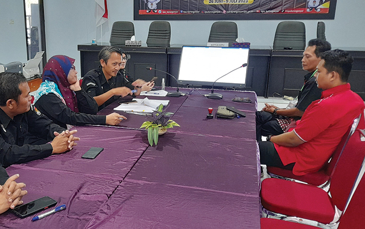 SANTAI: Pengurus parpol melakukan pengajuan perbaikan dokumen persyaratan bacaleg di KPU Karanganyar, Minggu (9/7/2023) siang.  (RUDI HARTONO/RADAR SOLO)