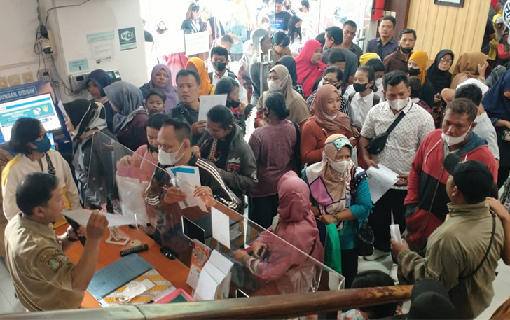 BERJEJALAN: Orang tua calon siswa mendatangi posko PPDB di Disdik Surakarta saat pendaftaran lalu. (SEPTIAN REFVINDA/RADAR SOLO)