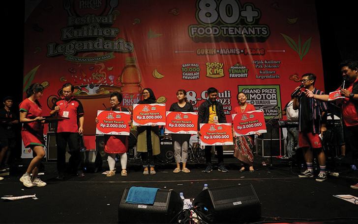 5 pemenang Tenant Favorit &lsquo;Juara Kuliner Nusantara&rsquo; yang dipilih berdasarkan voting para pengunjung di ajang Teh Pucuk Harum Festival Kuliner Legendaris di Benteng Vastenburg. (DOK. TEH PUCUK HARUM)