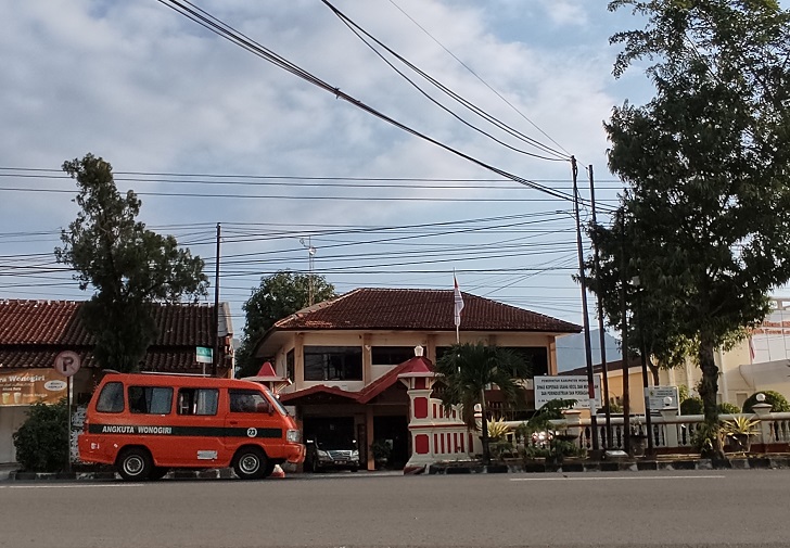 Kantor Dinas KUKM dan Perindag Wonogiri. Foto diambil Selasa (11/7/2023). (IWAN ADI LUHUNG/RADAR SOLO)